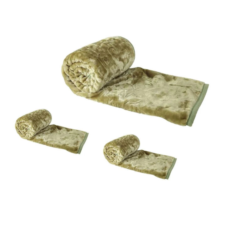 Komplet narzut na kanapę i fotele oliwkowy.