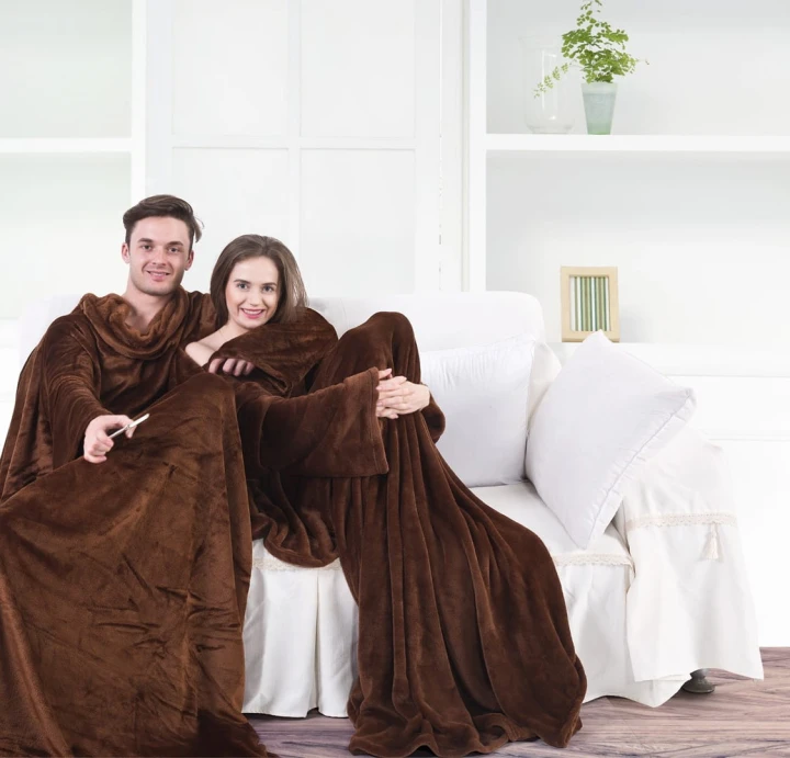 DecoKing koc z rękawami kolor brązowy LAZY rozmiar 150x180