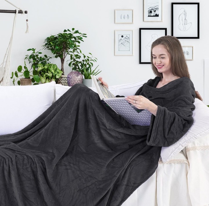 DecoKing koc z rękawami kolor grafitowy LAZY rozmiar 150x180