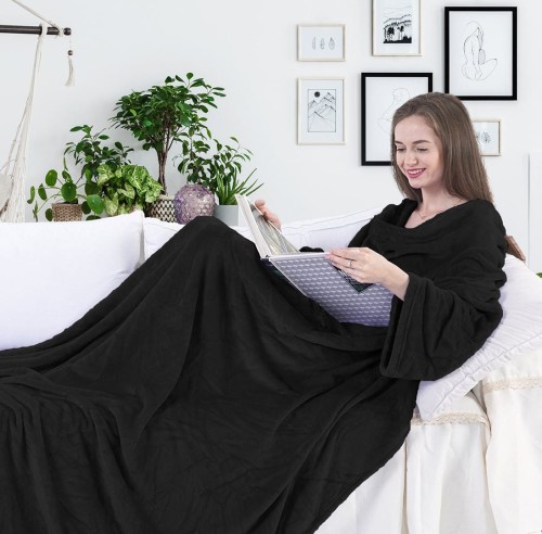 DecoKing koc z rękawami kolor czarny LAZY rozmiar 150x180 cm.