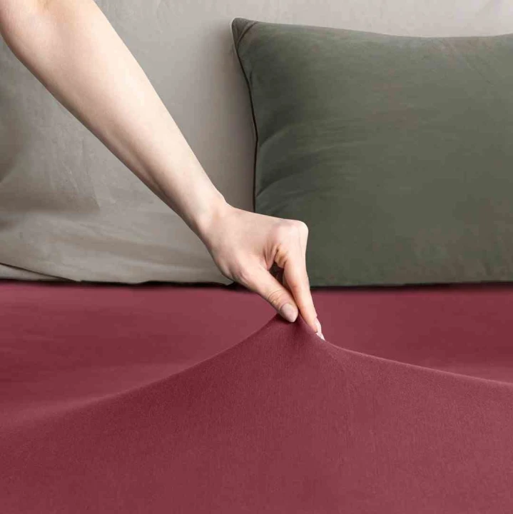 Prześcieradło AMBER kolor różowy styl klasyczny materiał jersey 180x200 DecoKing