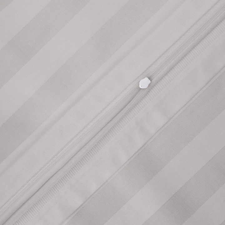 Pościel satynowa z bambusa i bawełny STRIPE GREY 220x200 + 2 poszewki 70x80 z listwą + 4 poszewki 40x40 BAMBOO