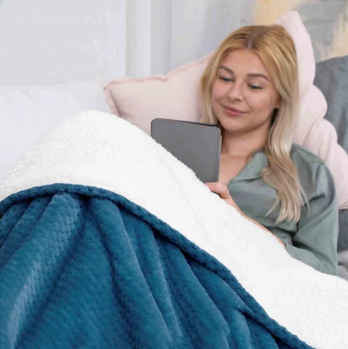 AmeliaHome - Koc granatowy SHLEEPY - 70x150 cm.