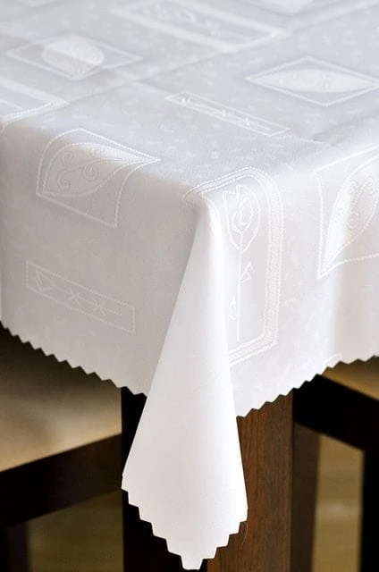 Biały obrus plamoodporny na stół